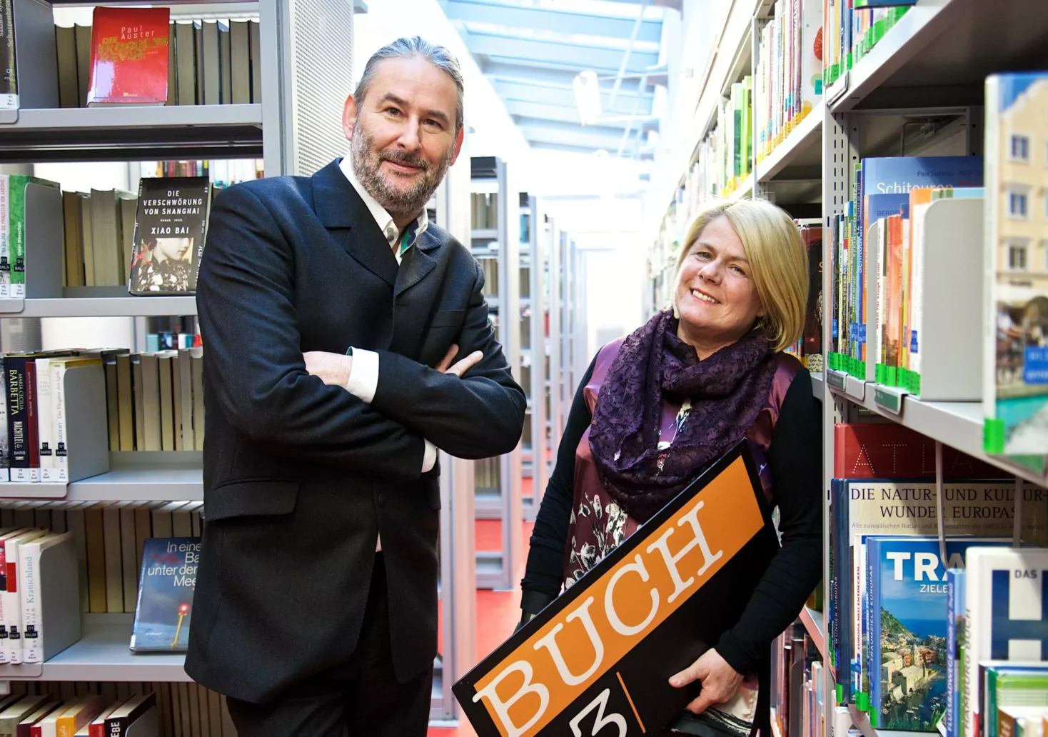 Ein Bild auf 5min.at zeigt Initiator Gerald Eschenauer und Vizebürgermeisterin Gerda Sandriesser in einer Bibliothek.