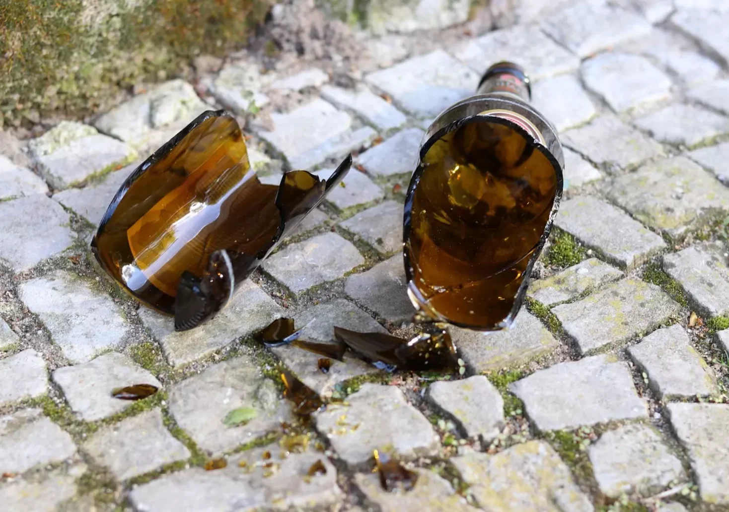 Symbolfoto auf 5min.at zeigt eine zerbrochen Glasflasche am Boden.
