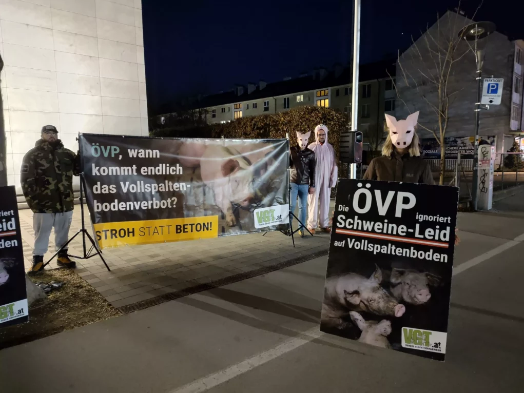 Ein Bild auf 5min.at zeigt den Protest der Aktivisten vom Verein gegen Tierfabriken.