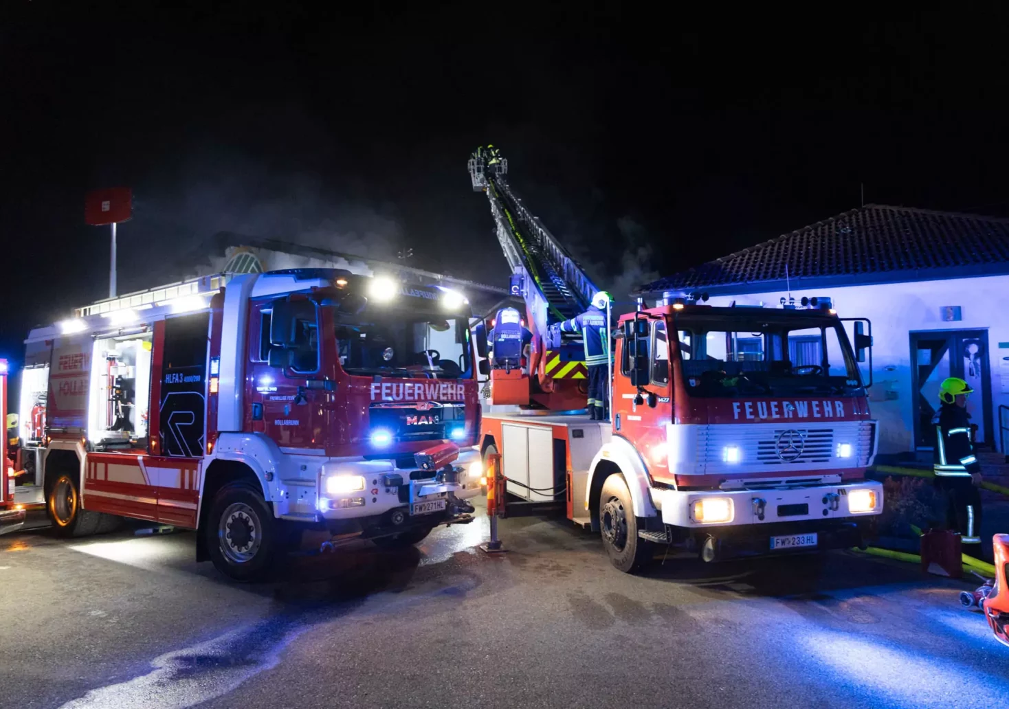 Foto in Beitrag von 5min.at: Zu sehen sind zwei Feuerwehrautos in der Nacht.