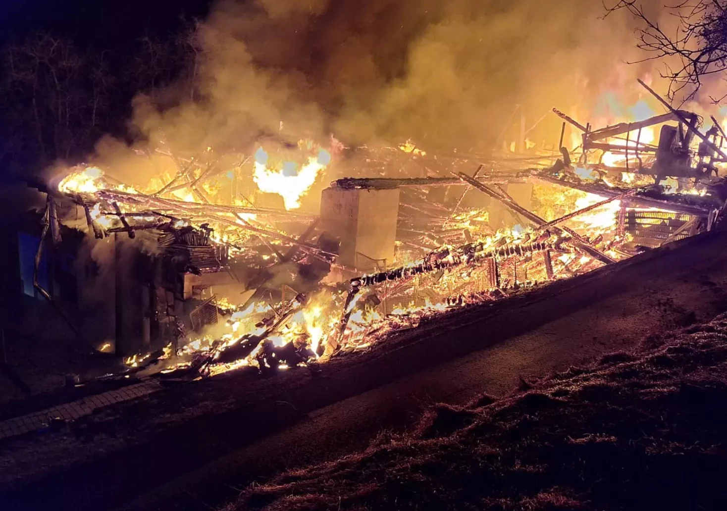 Ein Bild auf 5min.at zeigt den Wirtschaftsgebäudebrand in Klein St. Paul