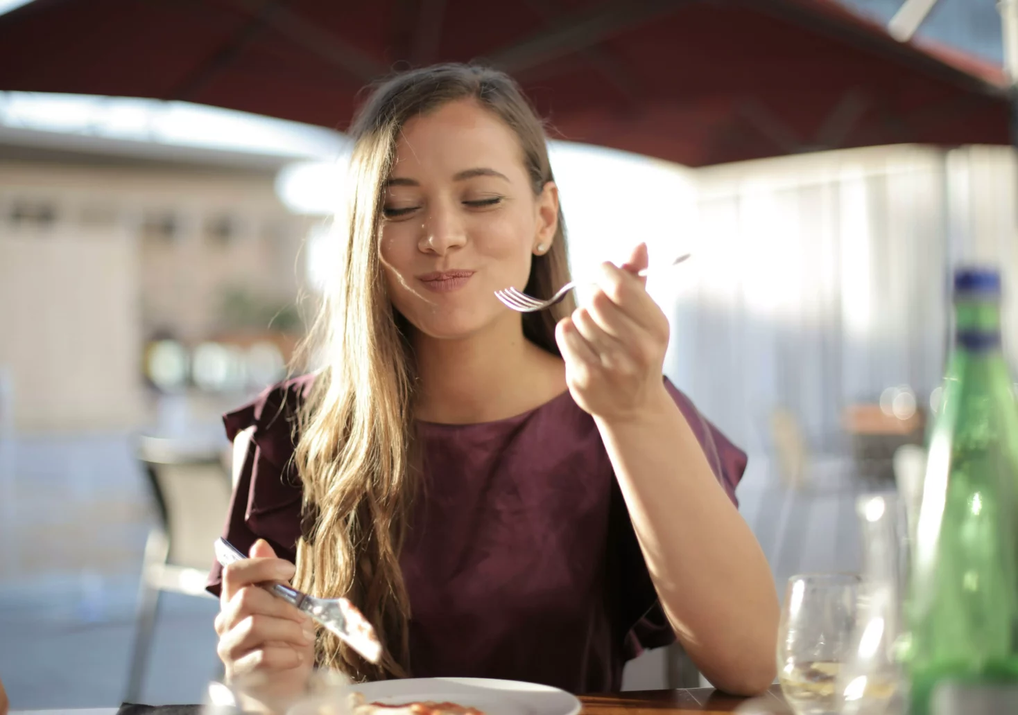 Ein Bild auf 5min.at zeigt eine Frau, die in einem Restaurant isst.