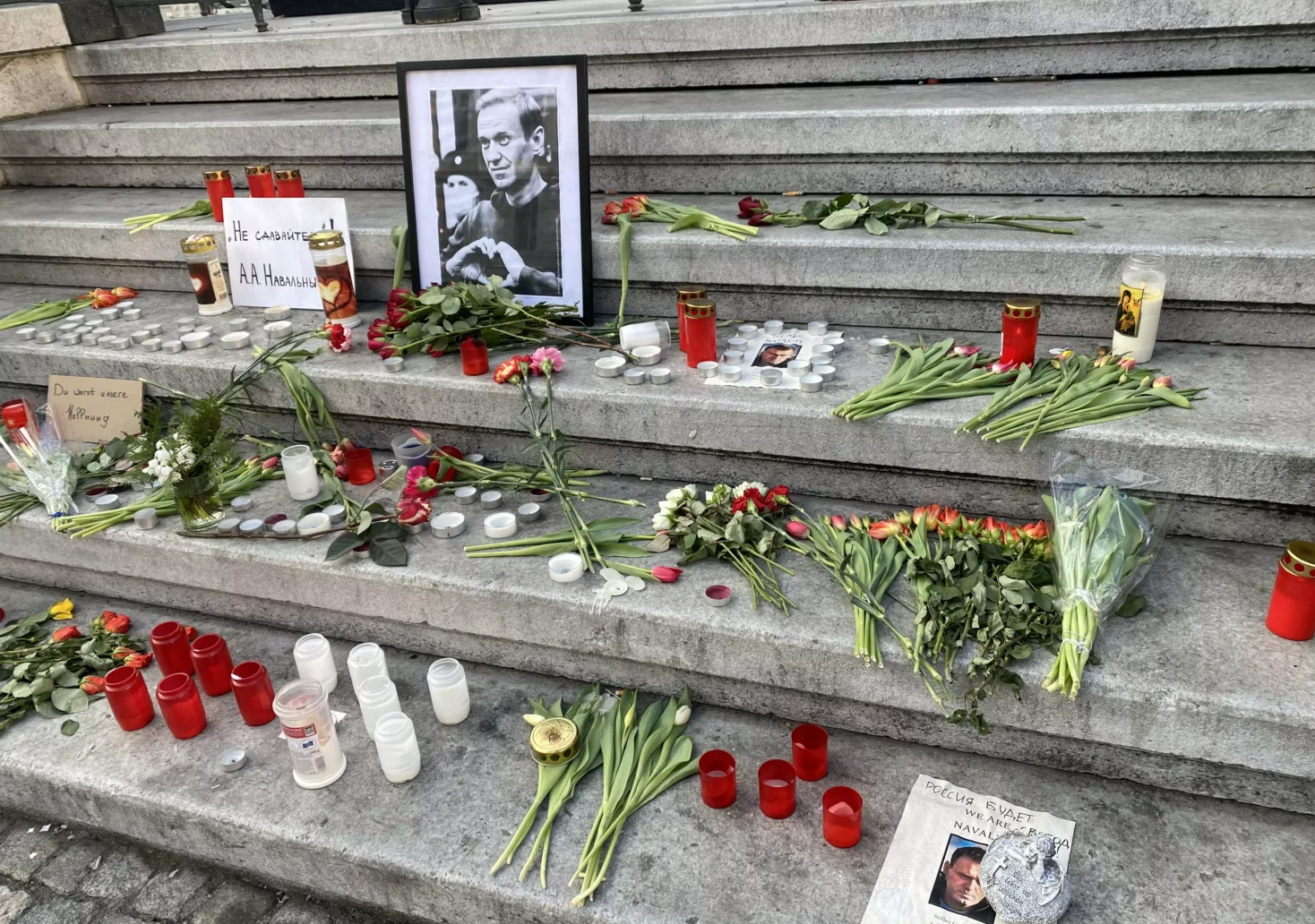 Foto auf 5min.at zeigt Blumen und Kerzen für Nawlany, die am Grazer Hauptplatz niedergelegt worden sind.
