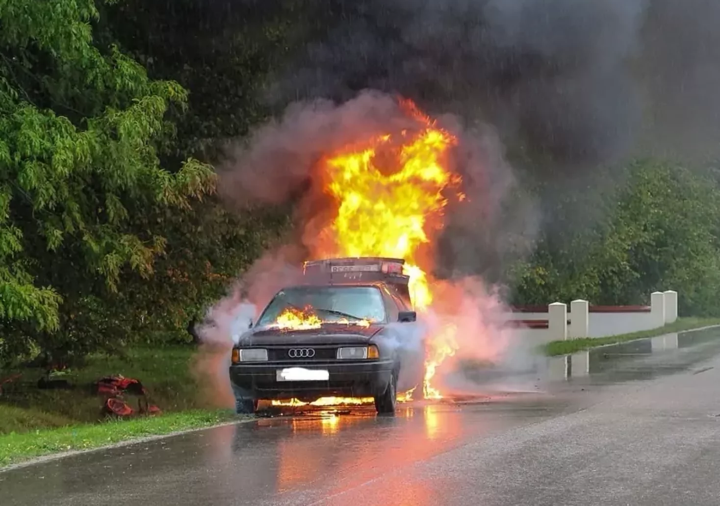 Symbolfoto auf 5min.at zeigt ein brennendes Auto am Straßenrand stehen.