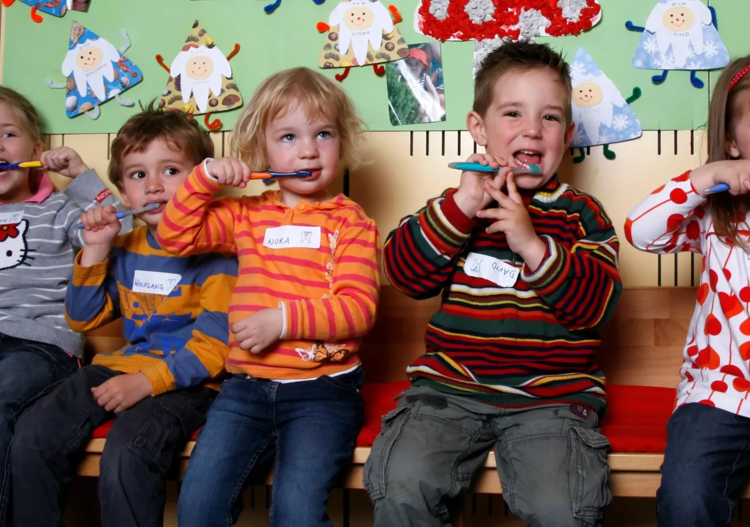 Ein Bild auf 5min.at zeigt Kinder beim Zähneputzen.