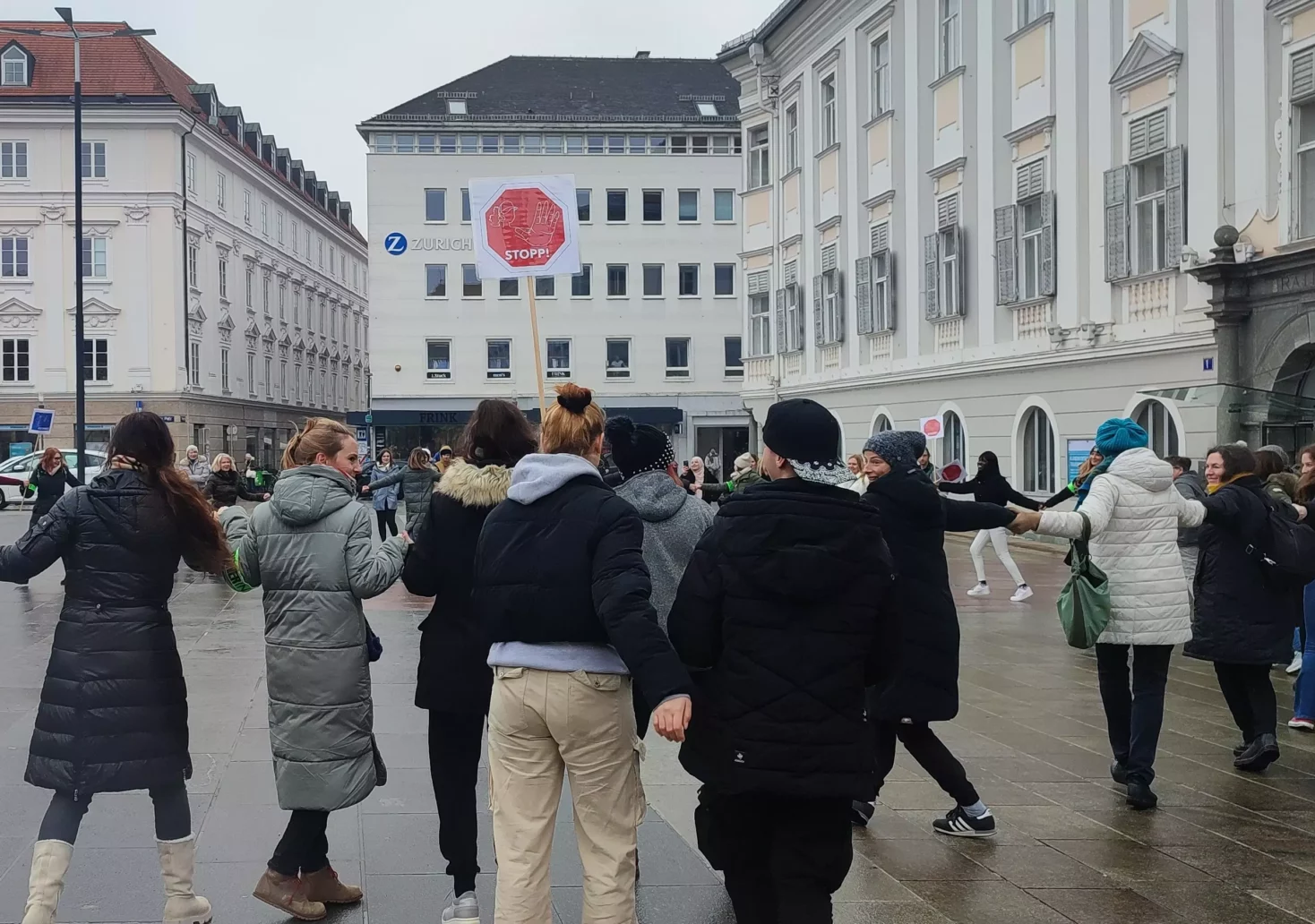 Ein Bild auf 5min.at zeigt tanzende Frauen bei der "One Billion Rising"-Aktion am Neuen Platz in Klagenfurt.