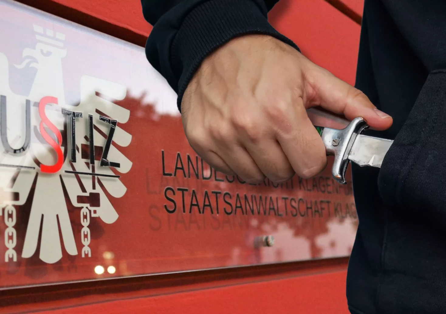 Eine Bildmontage auf 5min.at zeigt jemanden, der ein Messer zückt. Dahinter einen Gebäudeabschnitt des Landesgerichtes Klagenfurt.