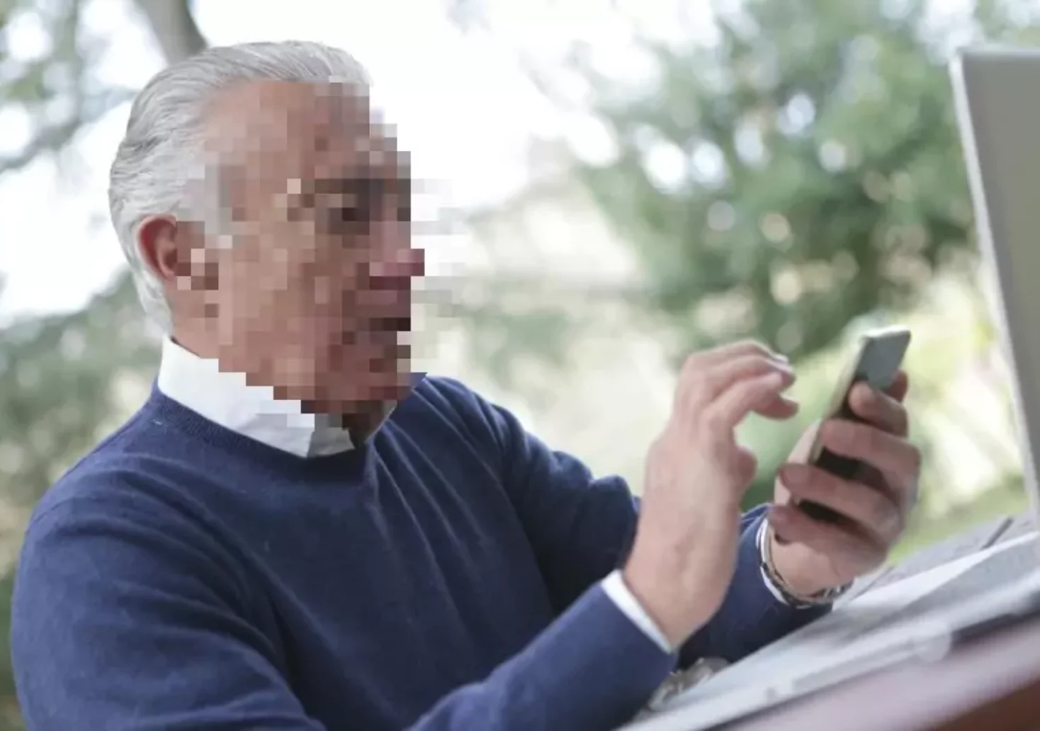 Symbolfoto auf 5min.at zeigt einen älteren Herrn mit einem Handy in der Hand.