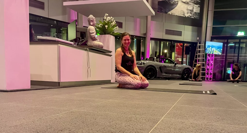 Bild auf 5min.at zeigt eine Yoga-Lehrerin im Porsche Klagenfurt