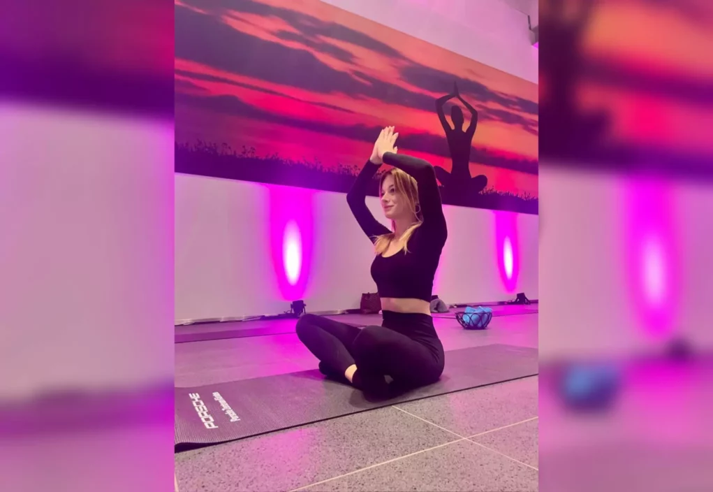 Bild auf 5min.at zeigt eine Frau die Yoga macht