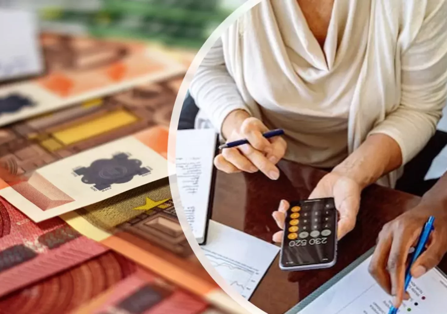 Foto in Beitrag von 5min.at: Zu sehen ist eine Frau, die mit einem Taschenrechner was nachrechnet und im Hintergrund einiges an Papiergeld.