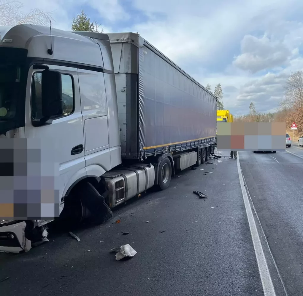 Ohne Führerschein: Autofahrer kollidierte gleich mit zwei LKW