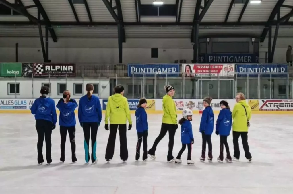 Ein Bild auf 5min.at zeigt die Eiskunstlauf-Sektion des Eissportclubs Steindorf.
