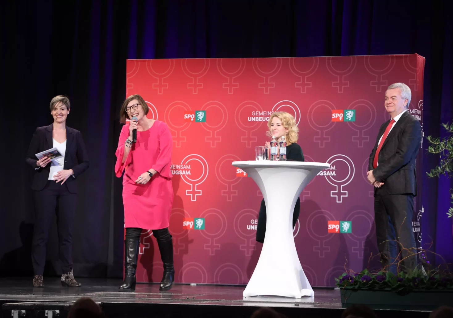 Foto in Beitrag von 5min.at: Zu sehen sind drei Frauen und SPÖ-Steiermark-Chef Anton Lang.