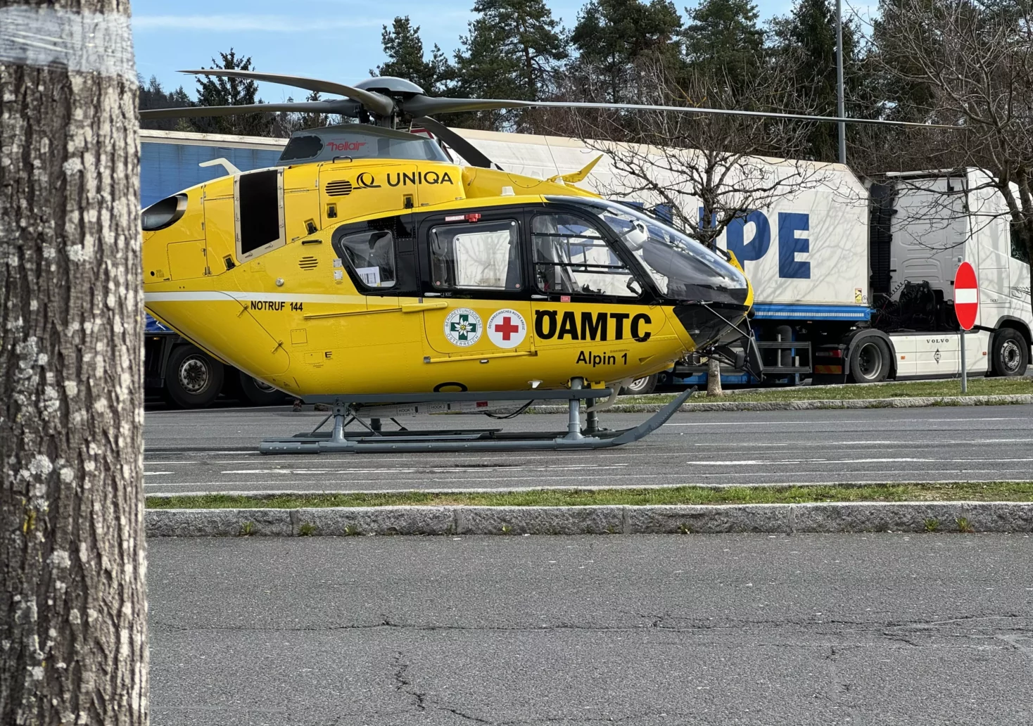 „Spektakulärer Einsatz“: Hubschrauber landet bei A2-Raststätte