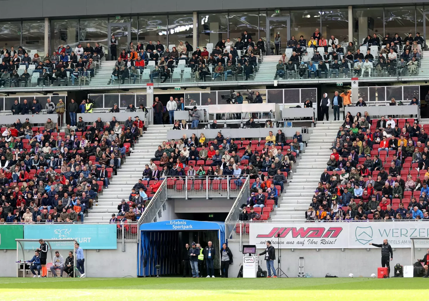 Ein Bild auf 5min.at zeigt die vollbesetzte Westtribüne im Klagenfurter Stadion.