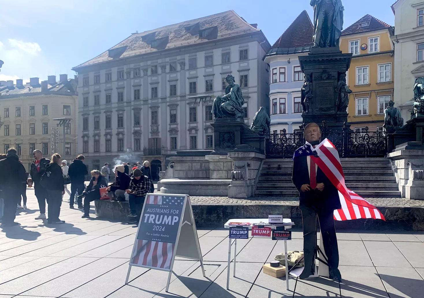 Donald Trump Figur am Grazer Hauptplatz sorgt für Aufsehen
