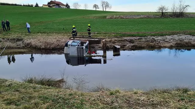 Bagger bei Arbeiten in Teich gekippt: Feuerwehren rückten aus