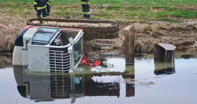 Bagger bei Arbeiten in Teich gekippt: Feuerwehren rückten aus