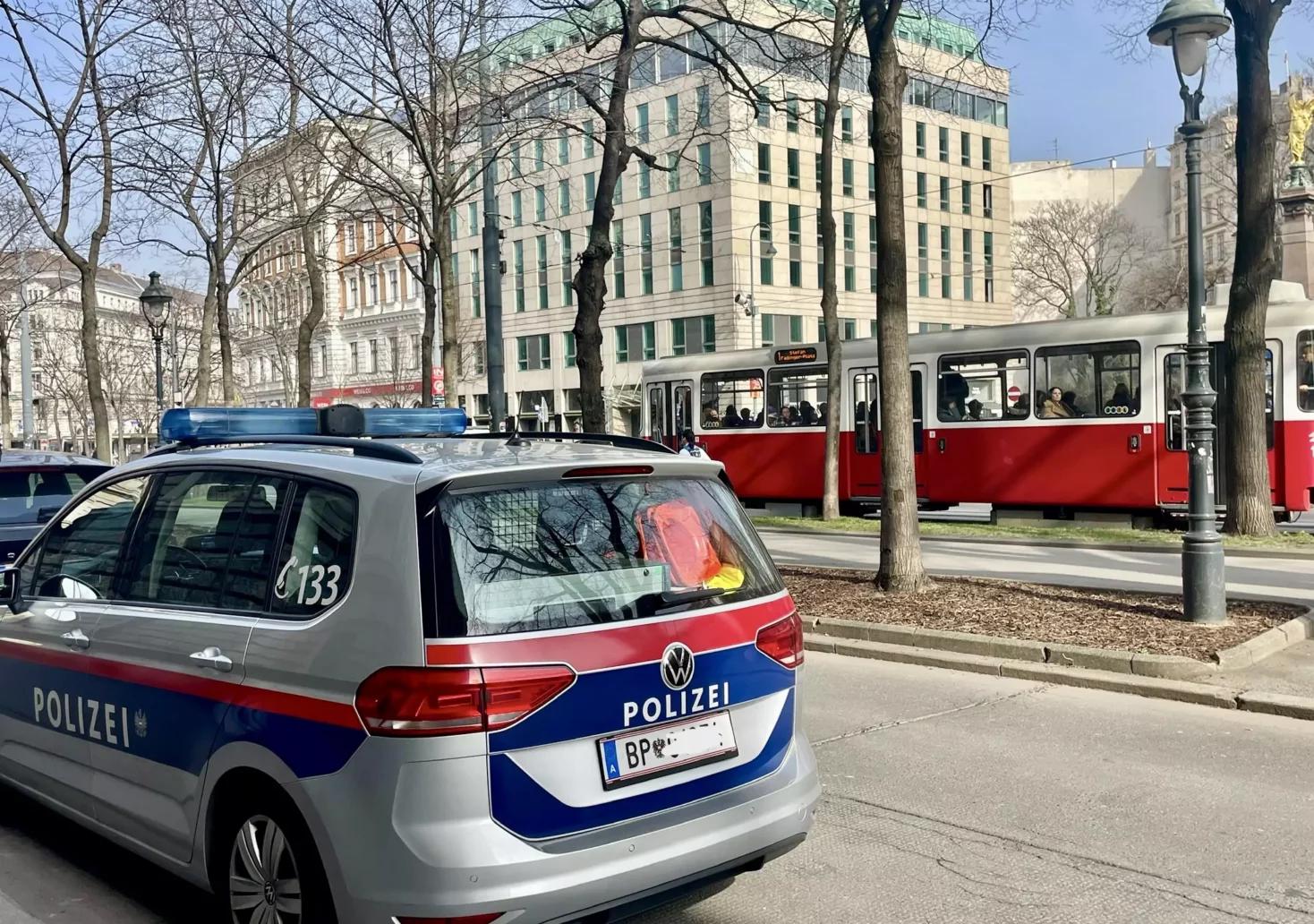 Bild auf 5min.at zeigt ein Polizeiauto in Wien.