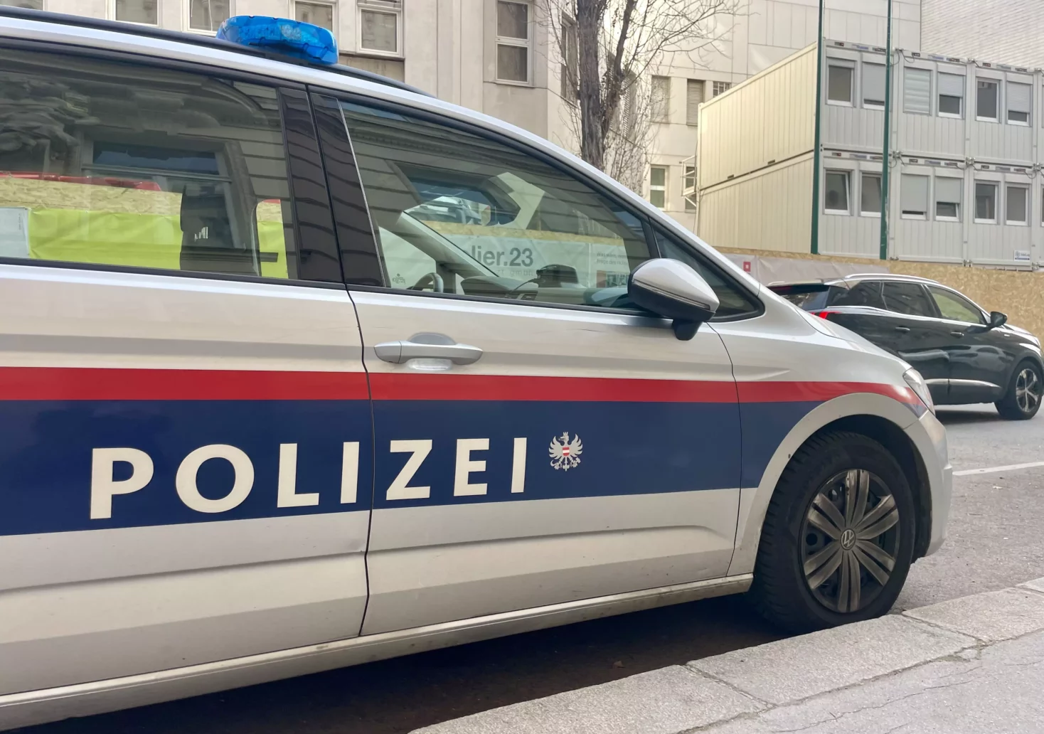 Bild auf 5min.at zeigt ein Polizeiauto vor dem Gefängnis in Wien.