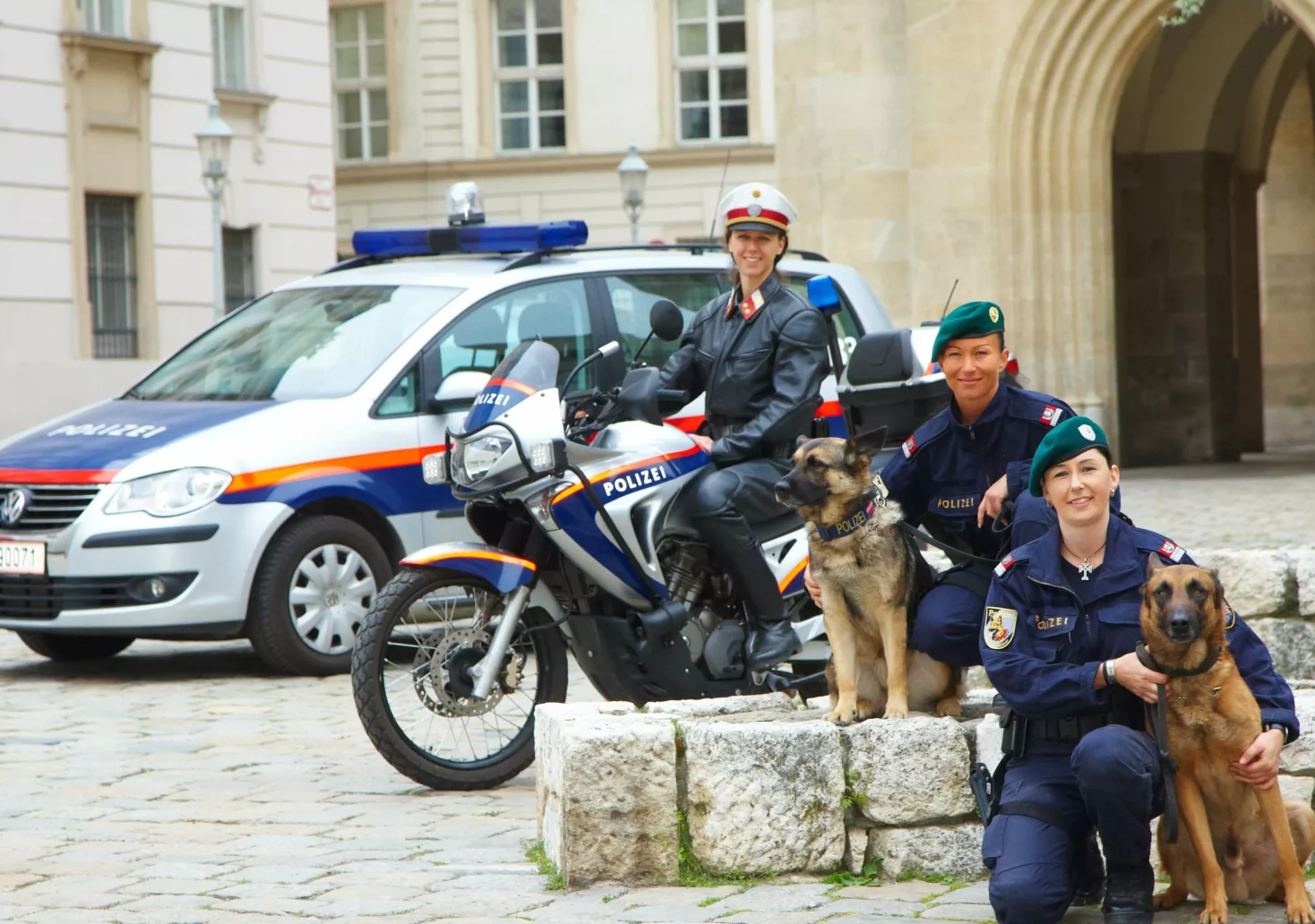 Bild auf 5min.at zeigt drei Polizistinnen und einen Hund.