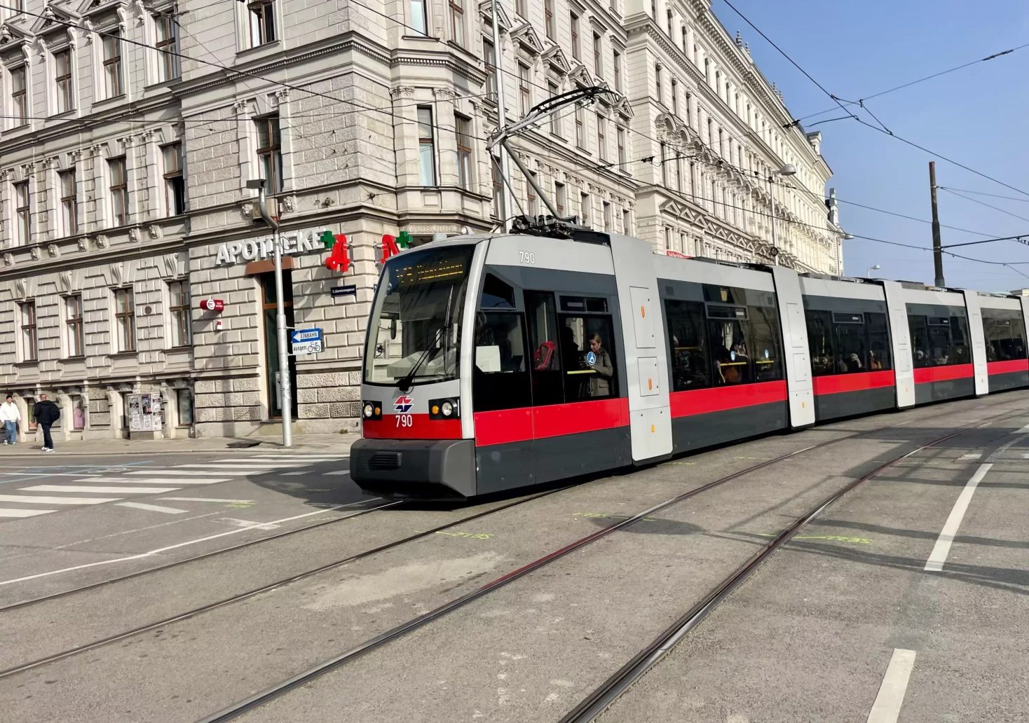 Bild auf 5min.at zeigt eine Straßenbahn in Wien.