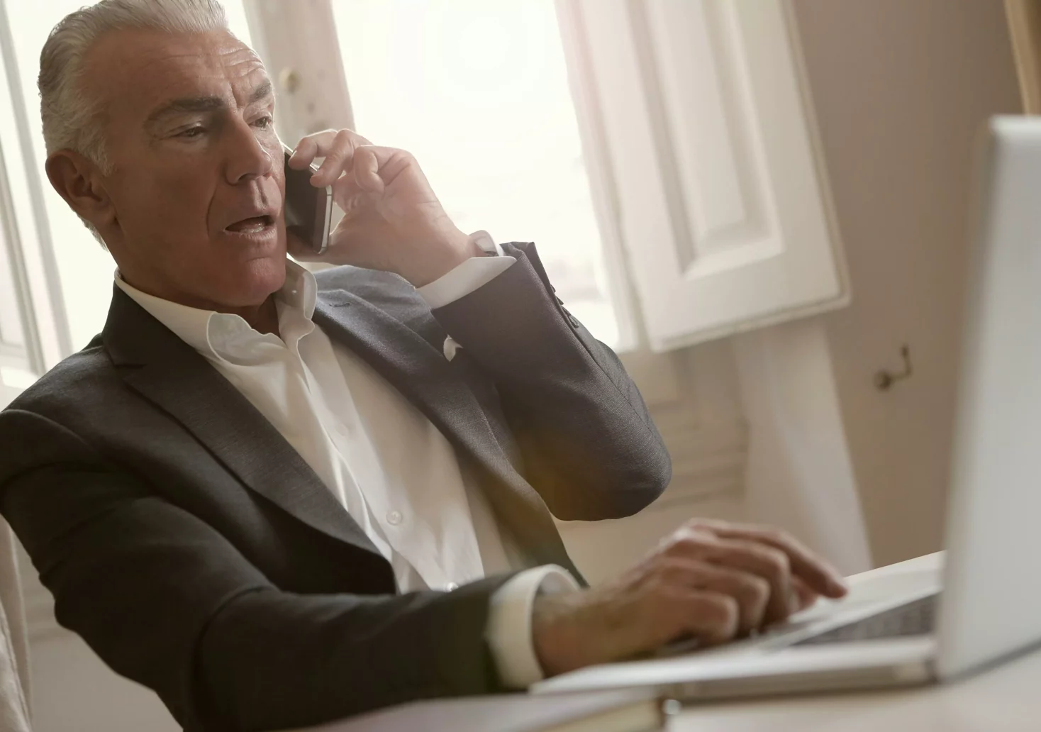 Ein Bild zeigt einen Pensionisten beim Telefonieren.
