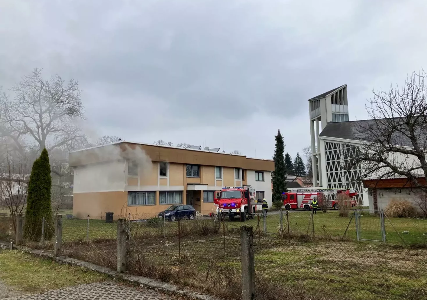 Ein Bild auf 5min.at zeigt den Brandeinsatz in Villach-Völkendorf.