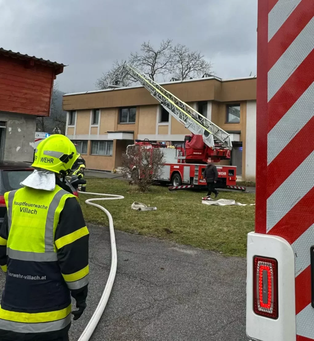 Ein Bild auf 5min.at zeigt den Brandeinsatz in Villach-Völkendorf.