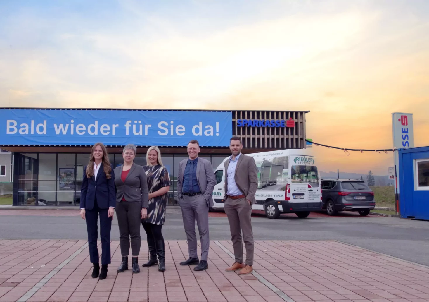 Ein Bild auf 5min.at zeigt das Team der Kärntner Sparkasse Eberndorf vor der Container-Ausweichfiliale.