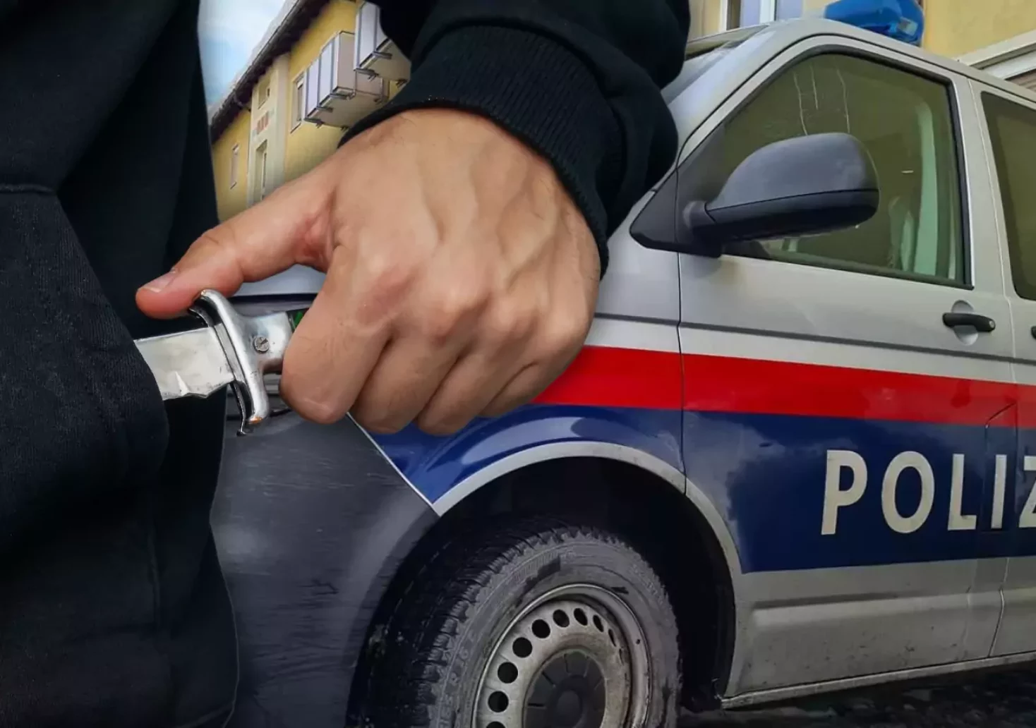 Bild auf 5min.at zeigt einen Mann mit Messer und ein Polizeiauto.
