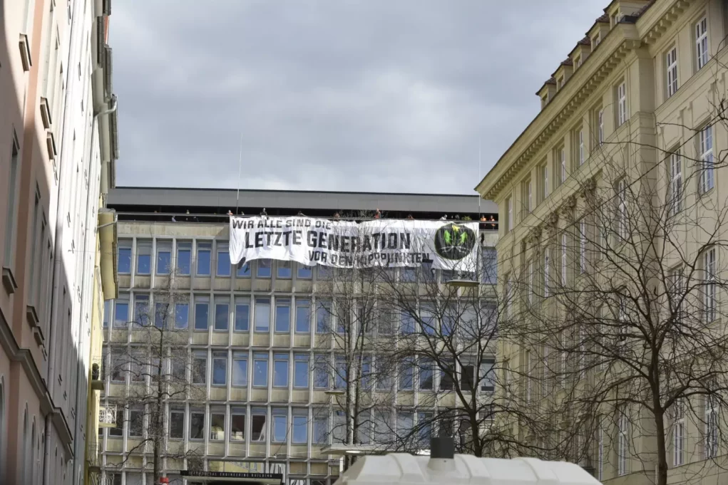 Banner gehisst: „Letzte Generation“ protestiert an der TU Graz