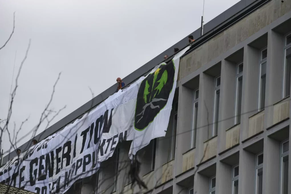 Banner gehisst: „Letzte Generation“ protestiert an der TU Graz