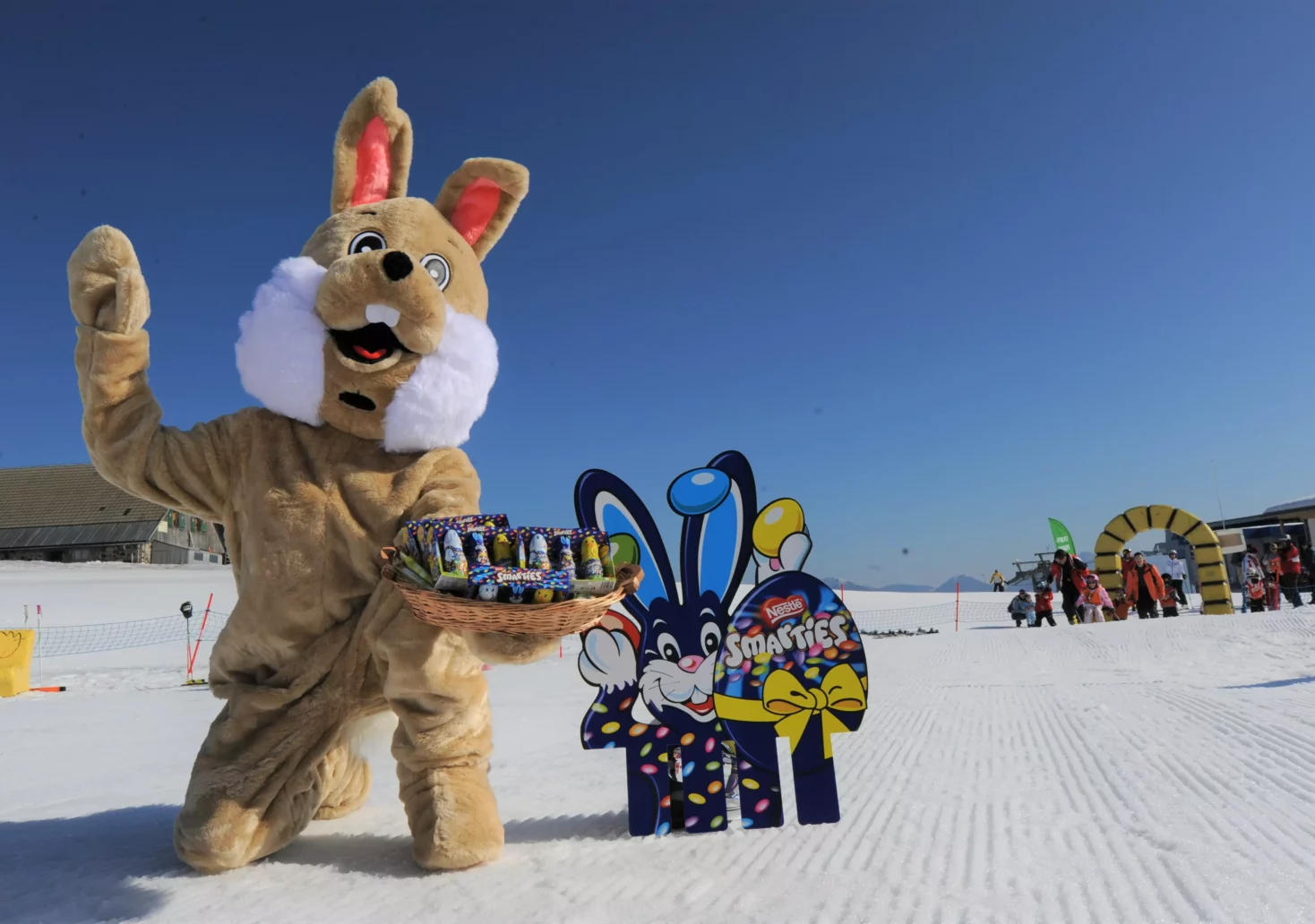 Osterhase auf Skiern: Hier können Kinder im Schnee ein Osternest suchen