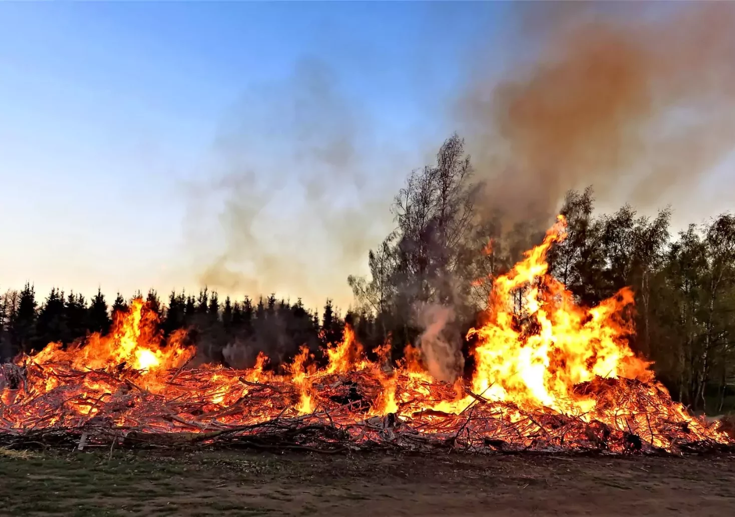Osterfeuer außer Kontrolle: Zwei Personen im Gesicht verbrannt