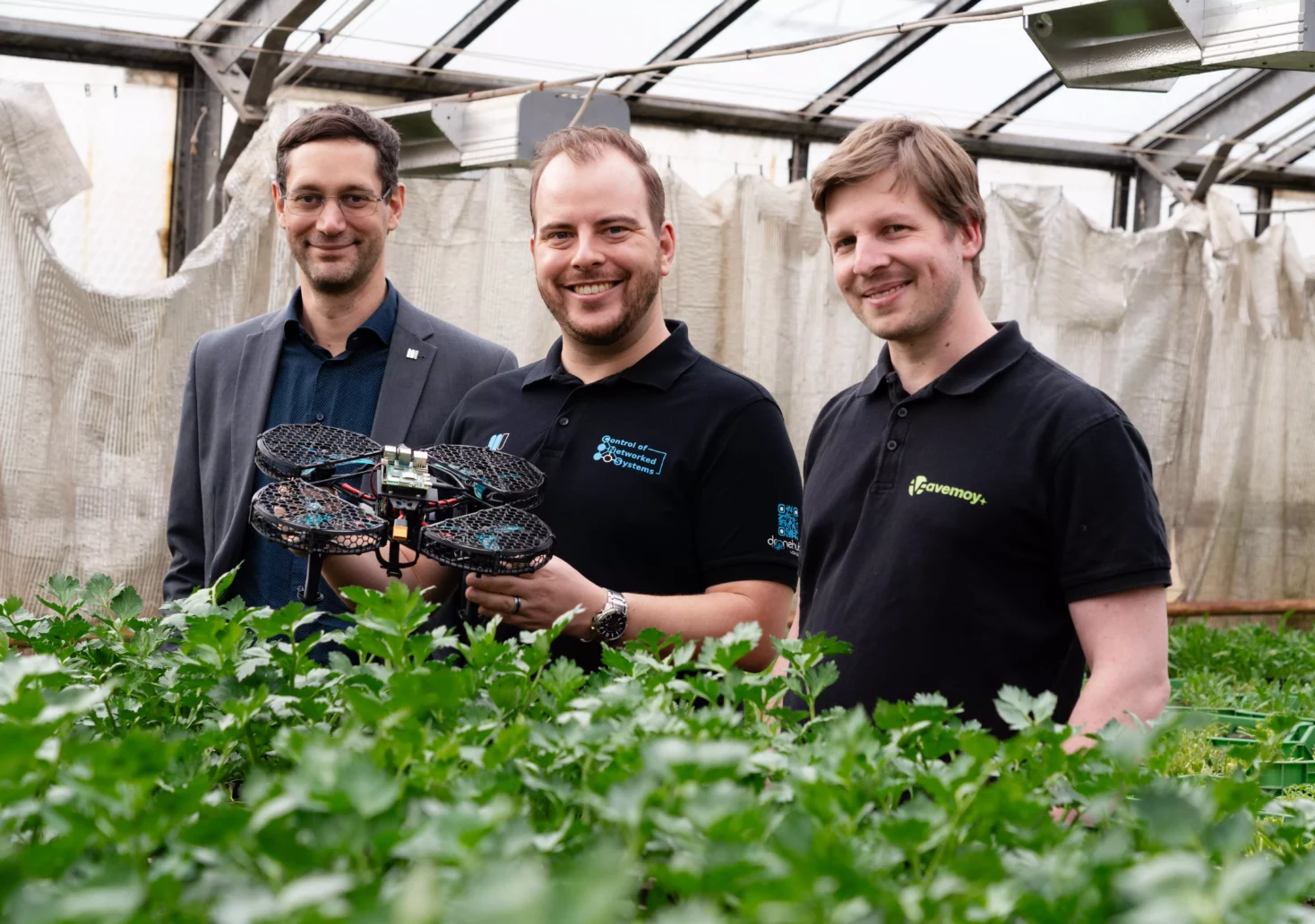 Ein Bild auf 5min.at zeigt Stephan Weiss, Christian Brommer und Alexander Hardt-Stremayr mit einem Mini-Helikopter.