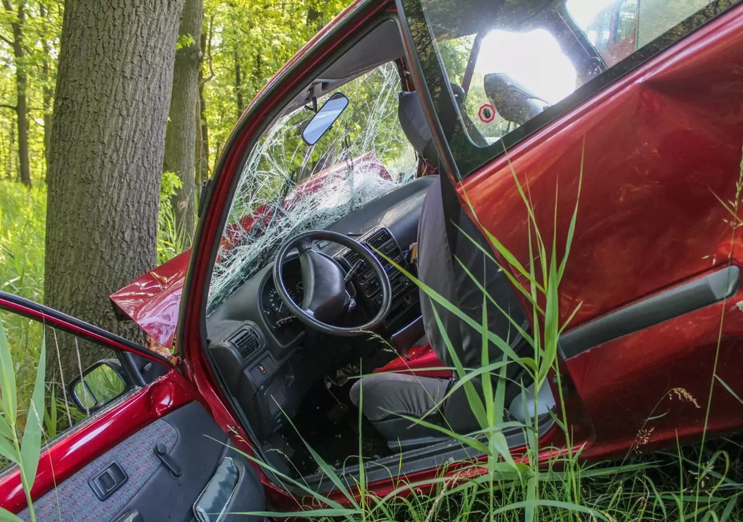 Foto in Beitrag von 5min.at: Zu sehen ist ein Auto, das gegen einen Baum gekracht ist.