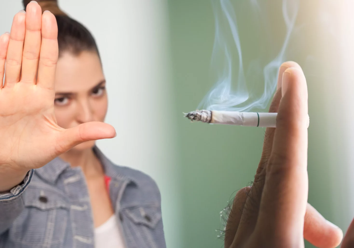 Eine Bildmontage auf 5min.at zeigt, eine Frau, die mit ihrer Hand Stopp zeigt und jemanden, der Raucht.