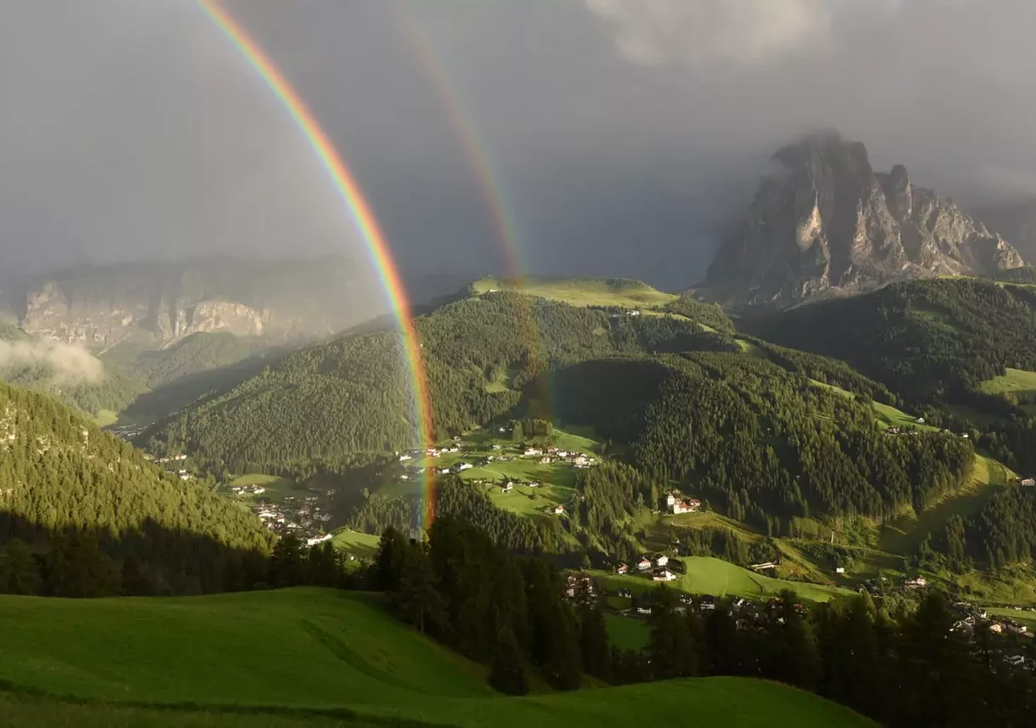 Foto auf 5min.at zeigt einen Regenbogen in den Dolomiten.
