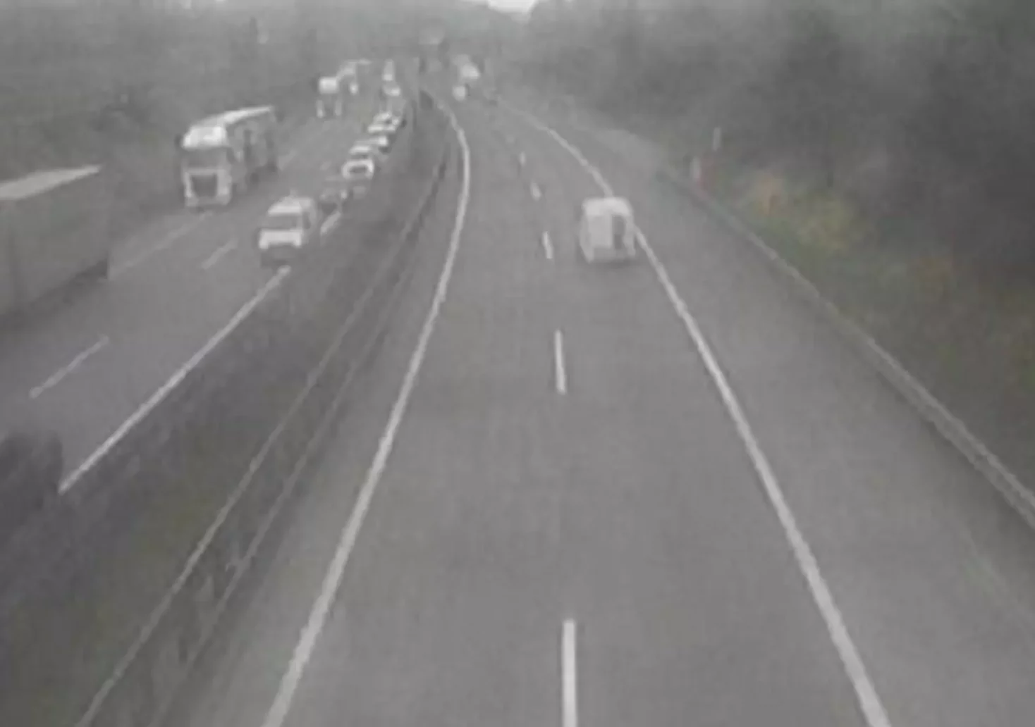 Ein Bild auf 5min.at zeigt den Stau auf der A2 Südautobahn durch eine Webcam der ASFINAG.