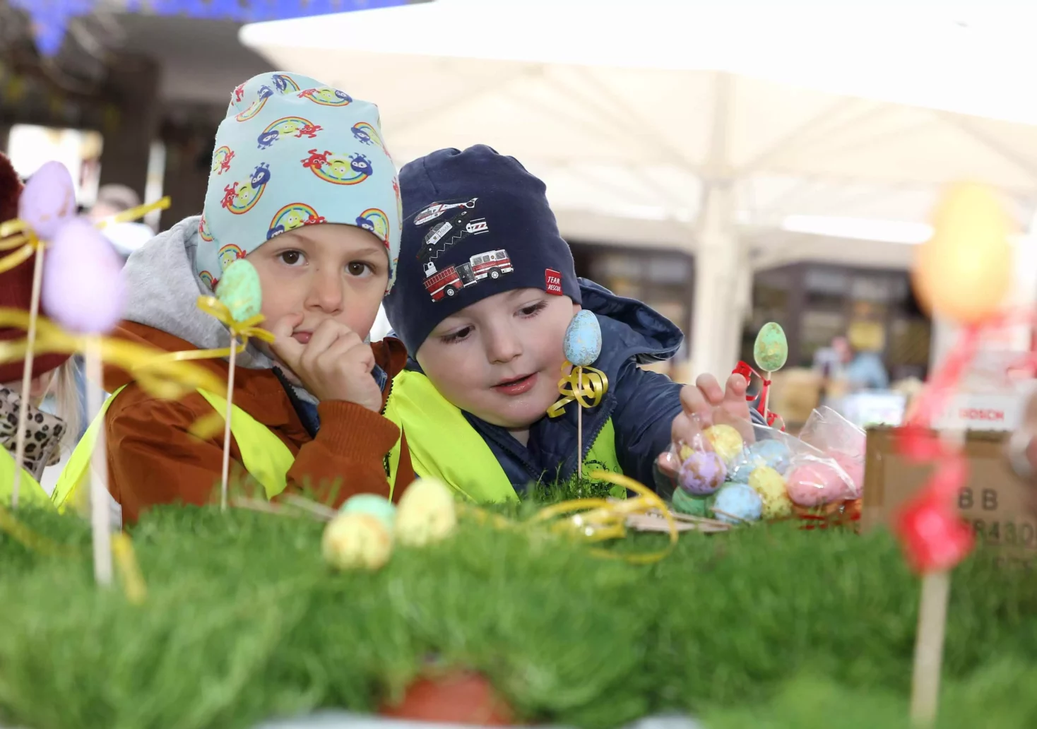 Foto in Beitrag von 5min.at: Zu sehen sind Kinder, die sich ganz offensichtlich schon auf Ostern freuen.