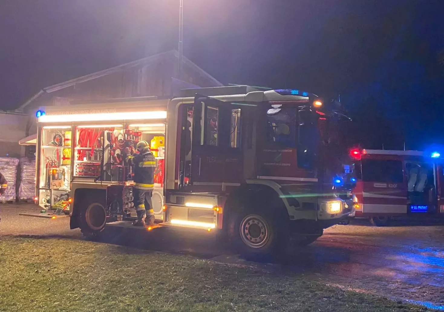 Großeinsatz bei Stallbrand: Sechs Feuerwehren vor Ort