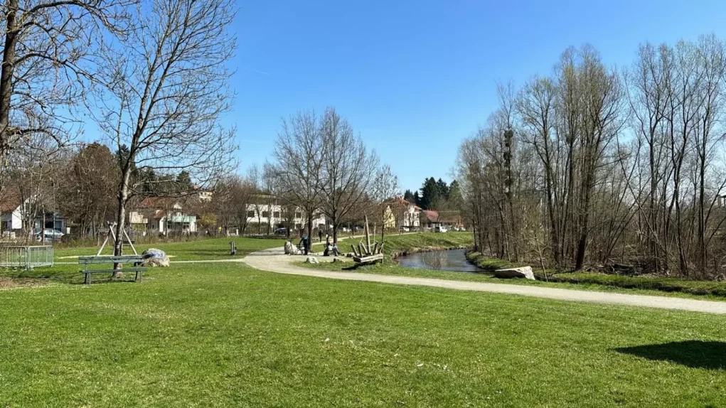 Foto in Beitrag von 5min.at: Zu sehen ist die Glan und der Park neben dem Krankenhaus in Klagenfurt.