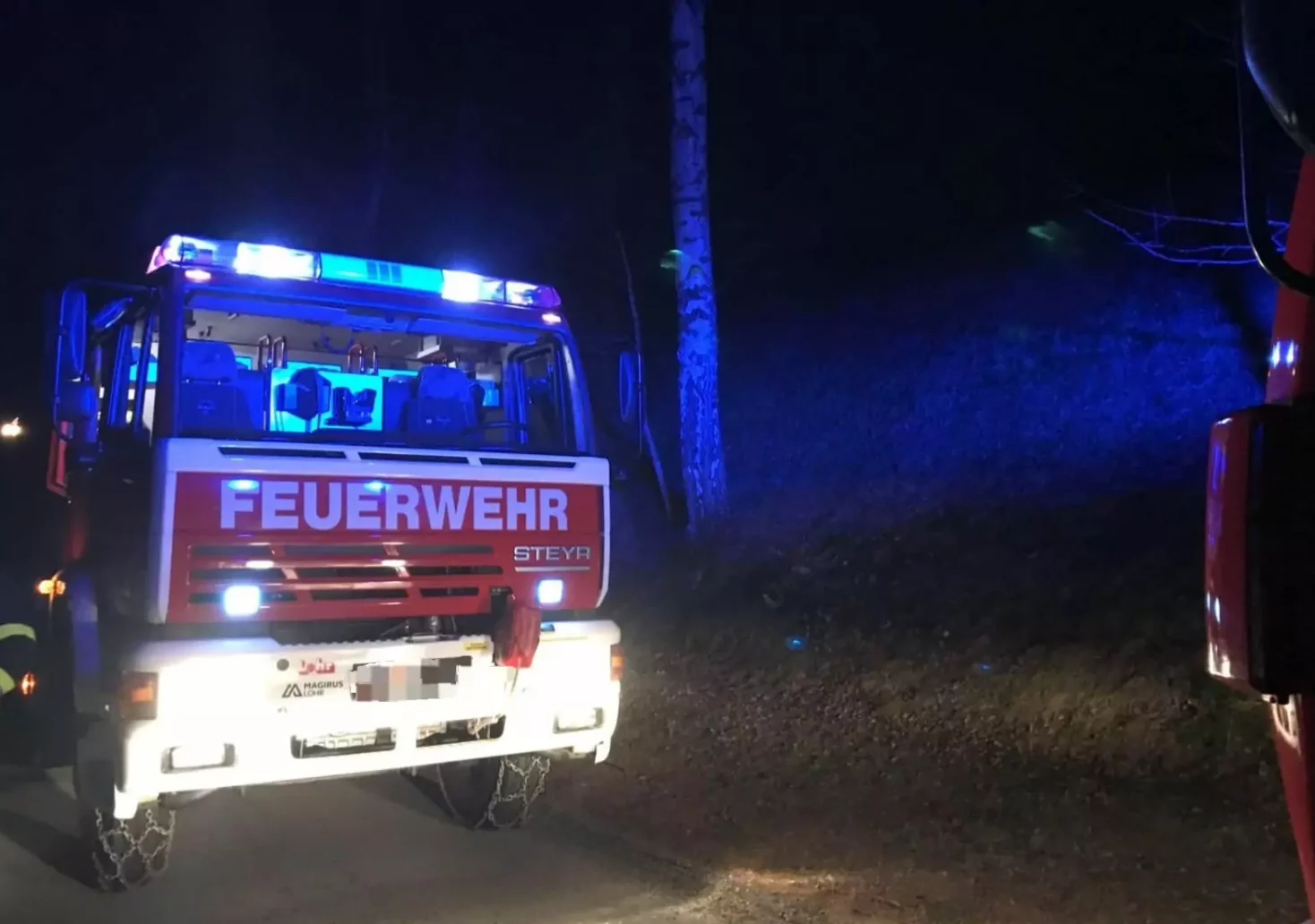 Ein Bild auf 5min.at zeigt ein Einsatzfahrzeug der Feuerwehr bei Nacht.