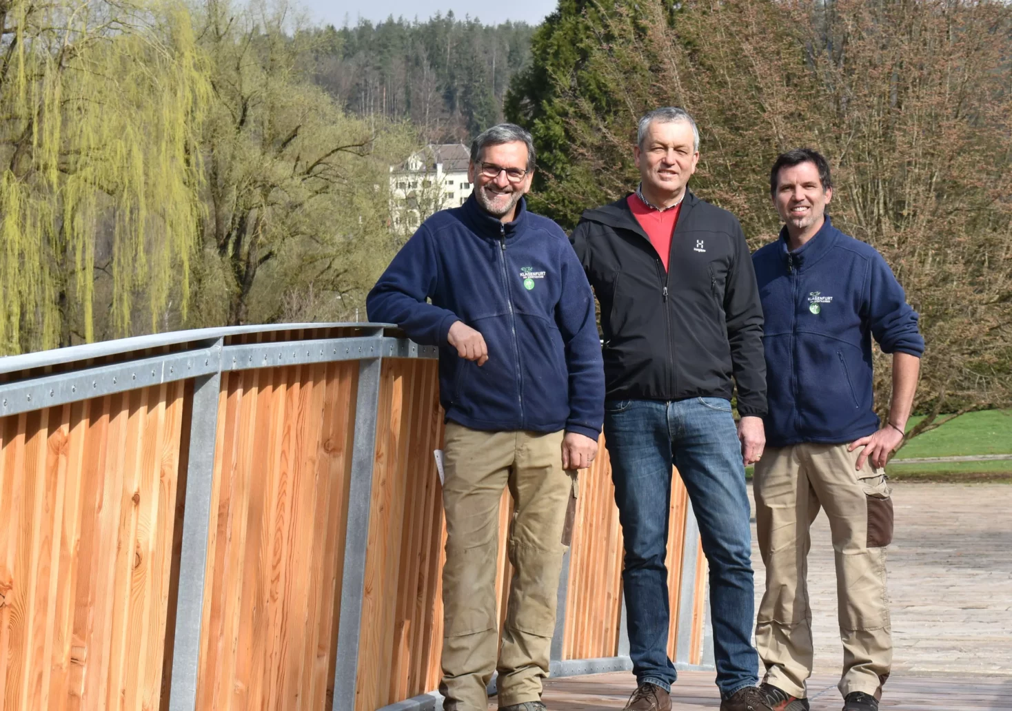 Ein Bild auf 5min.at zeigt Stadtrat Max Habenicht gemeinsam mit Mitarbeitern des Stadtgartenamtes auf der neuen Brücke im Zentrum des Europaparks.