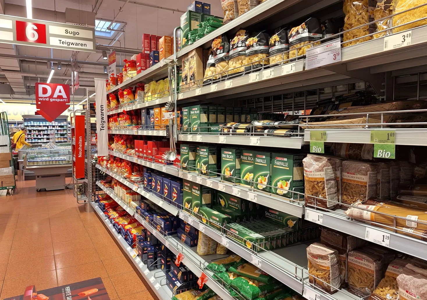 Ein Bild auf 5min.at zeigt das Nudelregal eines Supermarktes.