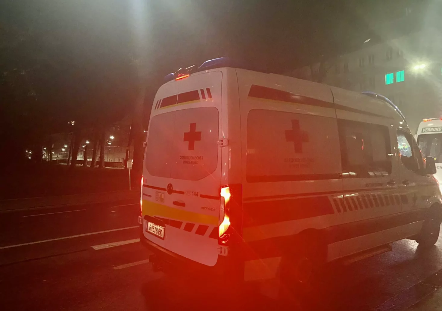 Bild auf 5min.at zeigt ein Rettungsauto in der Nacht in Graz.