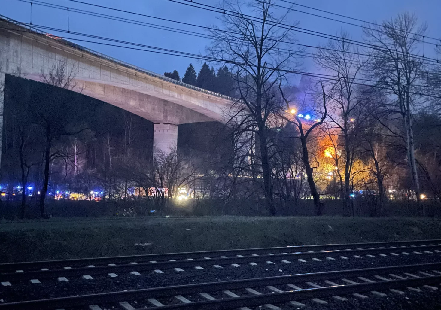 Lkw in Villach von Autobahn gestürzt: Einsatzkräfte vor Ort