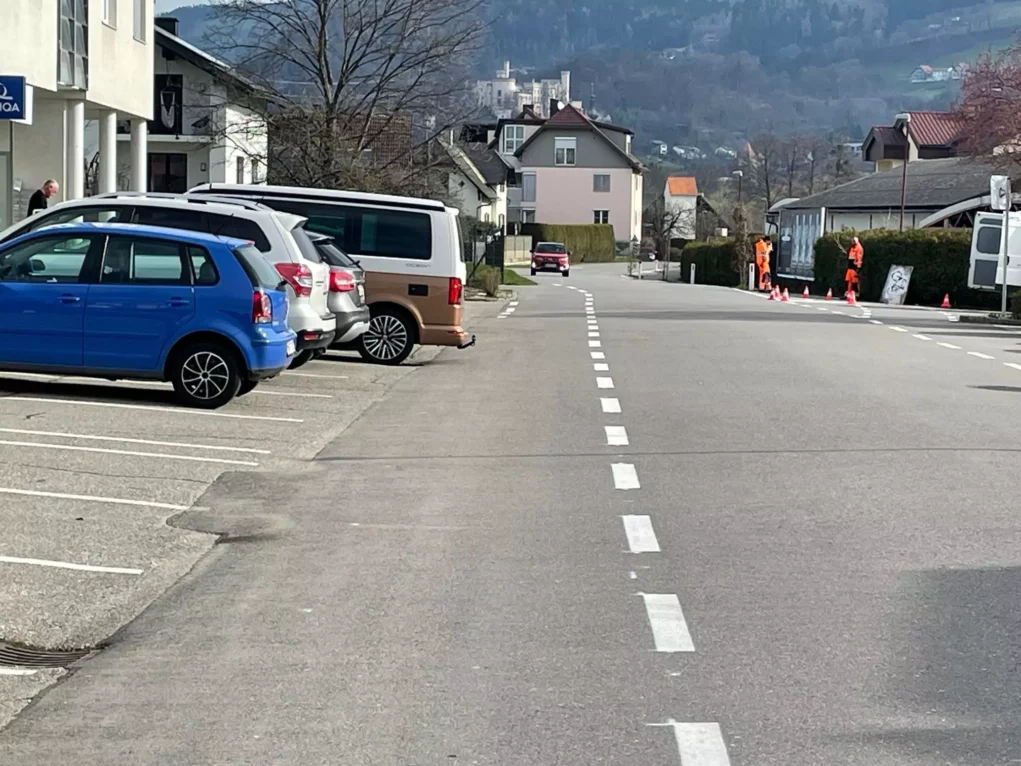 Ein Bild auf 5min.at zeigt die Markierungsarbeiten für einen neuen Radfahr-Mehrweckstreifen in der St. Thomaser Straße.